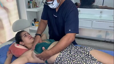 CONSULTA CON EL DERMATOLOGO TERMINA EN SEXO CASERO CON MILF CALIENTE DE ENORMES TETAS