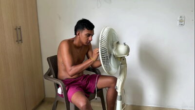 Pobre de mi culona latina hermanastra no sirve su ventilador., se lo reparo a cambio de una petición muy especial, meterle mi enorme y dura polla en su apretado culo.