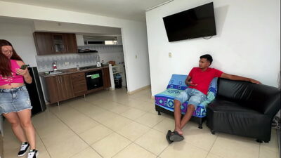 Un descuido con la hora le cuesta una dura follada a mi sexi culona hermanastra por su apretado culo con mi enorme y rica polla.